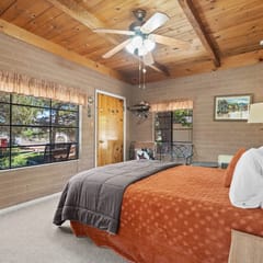 Sierra cabin for two with a cheerful retro kitchen, minutes from Topaz Lake