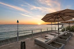 Location direct beach access stroll to main beach swim kayak+