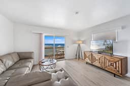 SH 1 Ocean View condo, walk to Main Beach