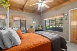 Sierra cabin for two with a cheerful retro kitchen, minutes from Topaz Lake