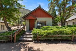 Sierra cabin for two with a cheerful retro kitchen, minutes from Topaz Lake