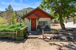 Cozy standalone cabin with fireplace and porch, minutes from Topaz Lake and the Walker River