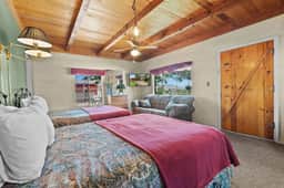 Family Sierra Cabin for 4 near Topaz Lake, Yosemite 2 Queens, Kitchen + Tub