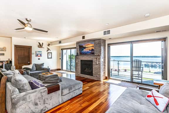 Starboard Point: Stunning Luxury Condo in the heart of DL! - Image 1