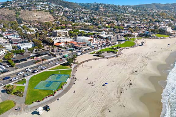 Ocean views, listen to waves, stroll to main beach SH 2 - Image 1