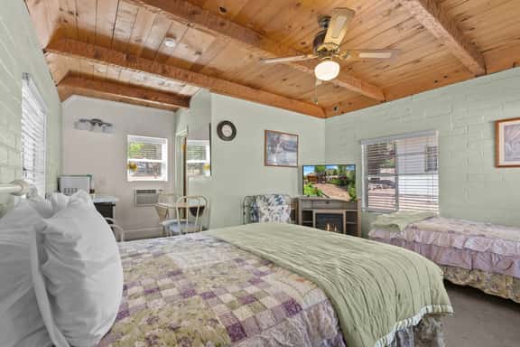 Cozy standalone cabin with fireplace and porch, minutes from Topaz Lake and the Walker River - Image 1