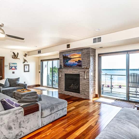 Starboard Point: Stunning Luxury Condo in the heart of DL! - Image 1