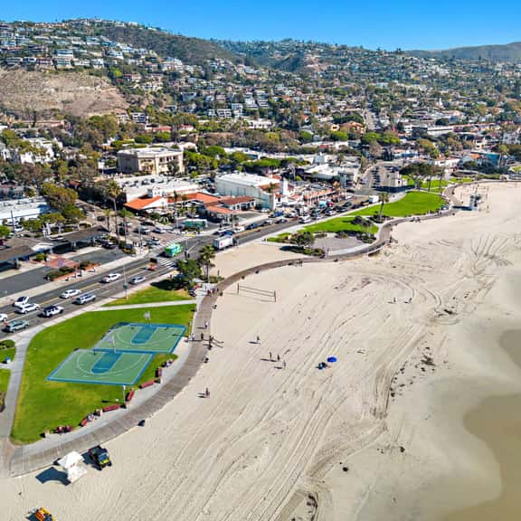 Ocean views, listen to waves, stroll to main beach SH 2 - Image 1