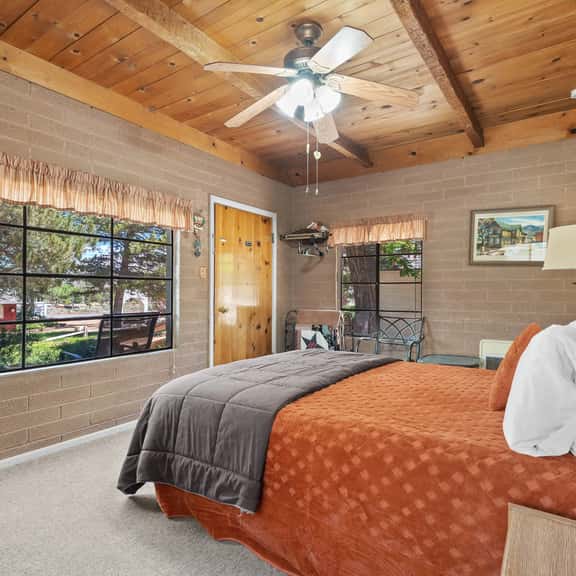 Sierra cabin for two with a cheerful retro kitchen, minutes from Topaz Lake - Image 1