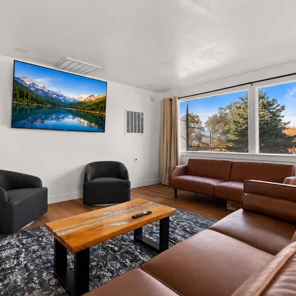Private Eastern Sierra Home on Hwy 395, King Bed - Image 1