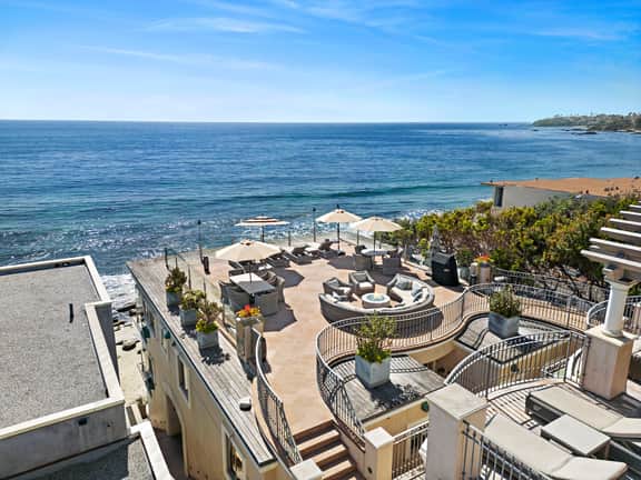 7 Direct Beach Access steps away Djakarta (G), the Spacious Villa with Jacuzzi Tub