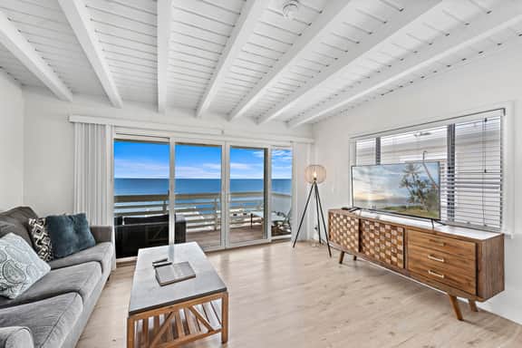 Ocean views, listen to waves, stroll to main beach SH 2