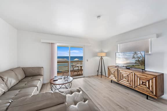 SH 1 Ocean View condo, walk to Main Beach