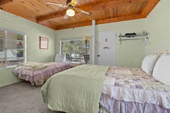 Cozy standalone cabin with fireplace and porch, minutes from Topaz Lake and the Walker River