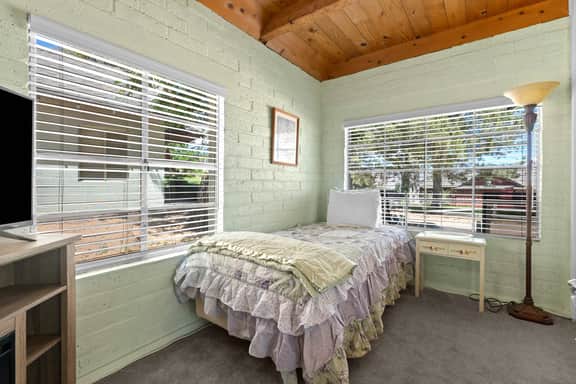 Cozy standalone cabin with fireplace and porch, minutes from Topaz Lake and the Walker River