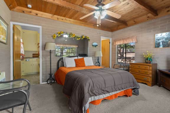 Sierra cabin for two with a cheerful retro kitchen, minutes from Topaz Lake