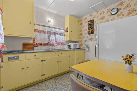 Sierra cabin for two with a cheerful retro kitchen, minutes from Topaz Lake