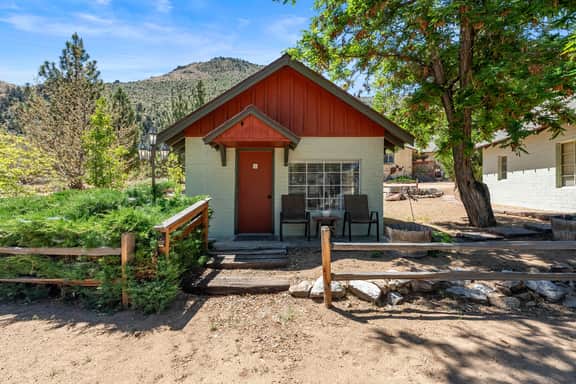 Cozy standalone cabin with fireplace and porch, minutes from Topaz Lake and the Walker River