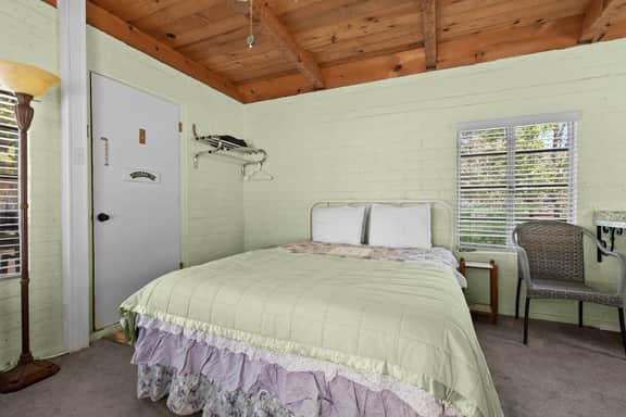 Cozy standalone cabin with fireplace and porch, minutes from Topaz Lake and the Walker River