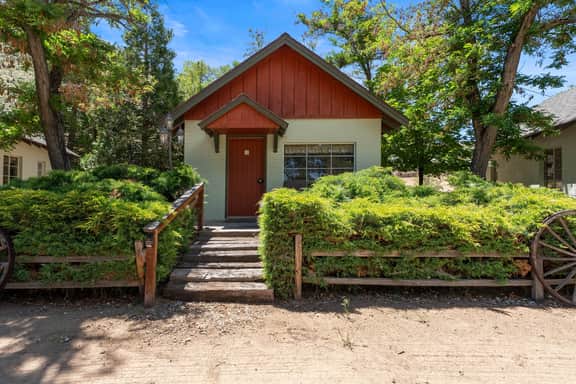 Comfortable cabin for two with full kitchen and a freshly updated bathroom, near Topaz Lake