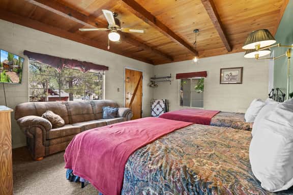 Family Sierra Cabin for 4 near Topaz Lake, Yosemite 2 Queens, Kitchen + Tub