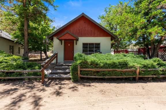 Family Sierra Cabin for 4 near Topaz Lake, Yosemite 2 Queens, Kitchen + Tub