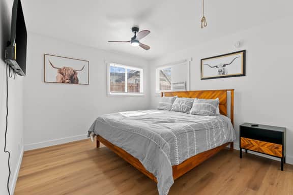 Private Eastern Sierra Home on Hwy 395, King Bed
