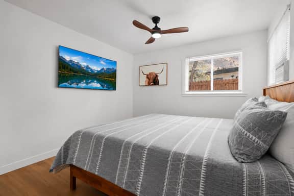 Private Eastern Sierra Home on Hwy 395, King Bed