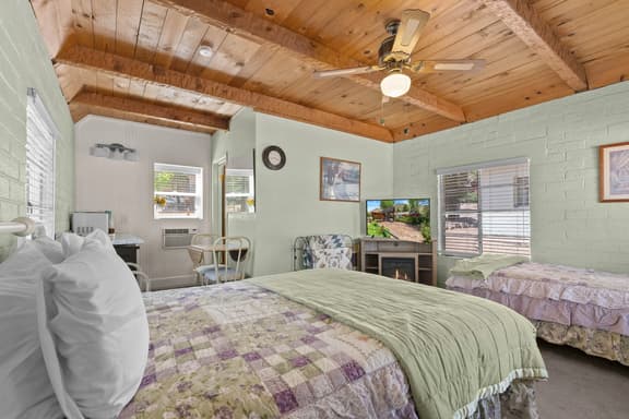 Cozy standalone cabin with fireplace and porch, minutes from Topaz Lake and the Walker River