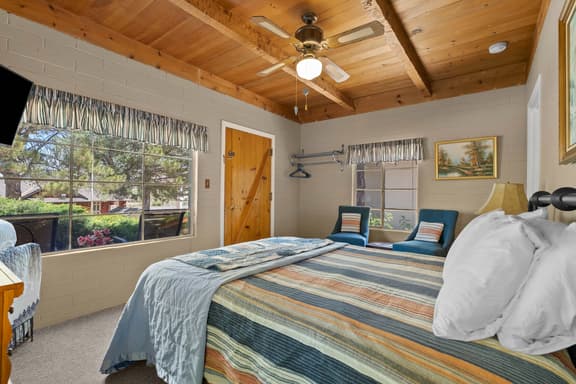 Comfortable cabin for two with full kitchen and a freshly updated bathroom, near Topaz Lake