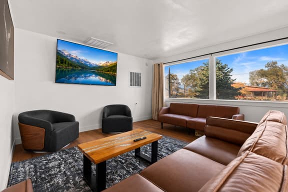 Private Eastern Sierra Home on Hwy 395, King Bed